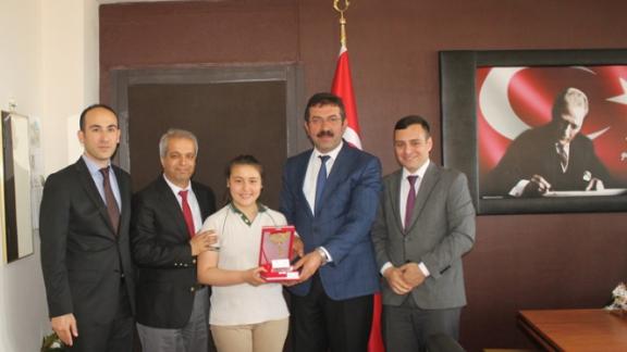 Verimlilik Temalı Fikir Yarışmasında Merkez Mehmet Akif Ersoy Ortaokulu Öğrencisi Türkiye İkincisi