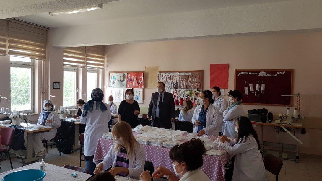 Müdürümüz Tosunoğlu, Zübeyde Hanım Mesleki ve Teknik Anadolu Lisesindeki Maske Üretim Faaliyetlerini İnceledi