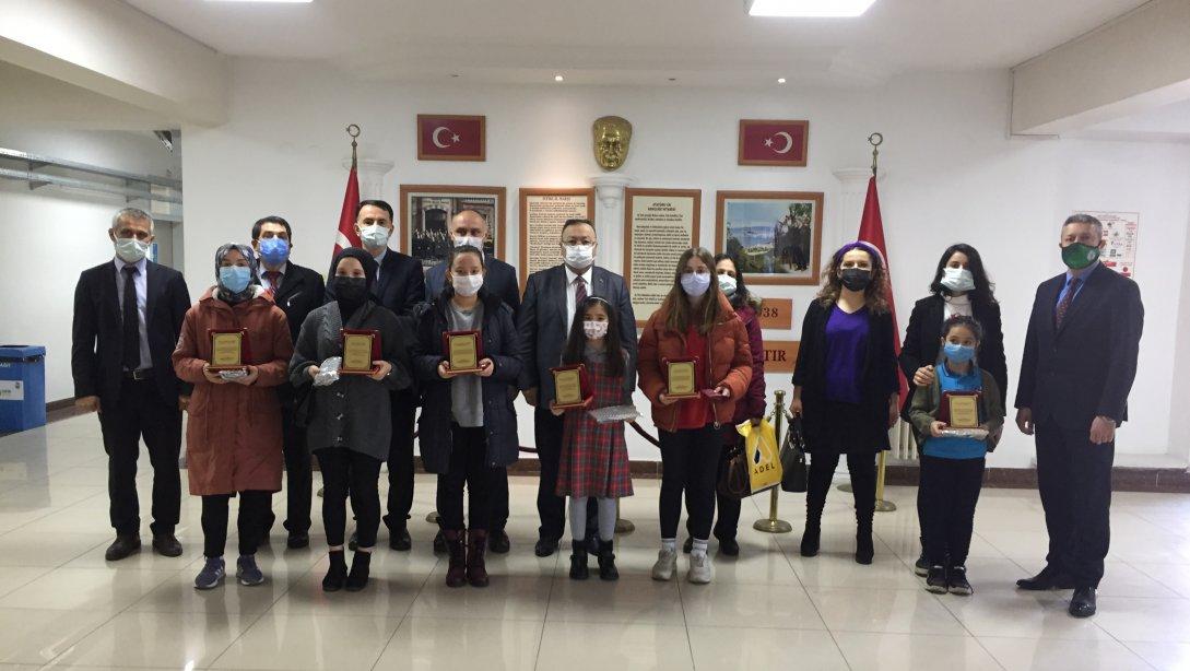Müdürümüz Tosunoğlu, 8 Mart Dünya Kadınlar Gününde Öğrencilerimize Ödüllerini Takdim Etti