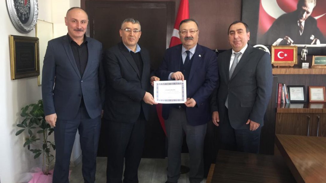 Müdürümüz Tosunoğlu, 15 Temmuz Şehitler İmam Hatip Ortaokulu'na Bakanlığımızın Teşekkür Belgesini Takdim Etti