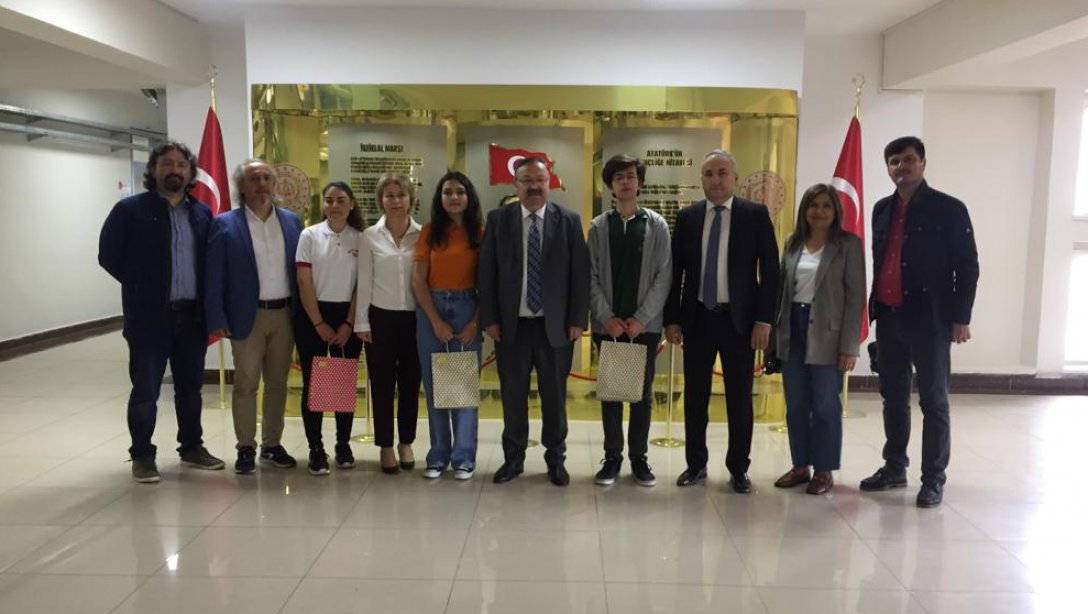 Müdürümüz Ertuğrul Tosunoğlu, Liseler Arası 9. Kitap Okuma Yarışmasında Dereceye Giren Öğrencileri Kabul Etti
