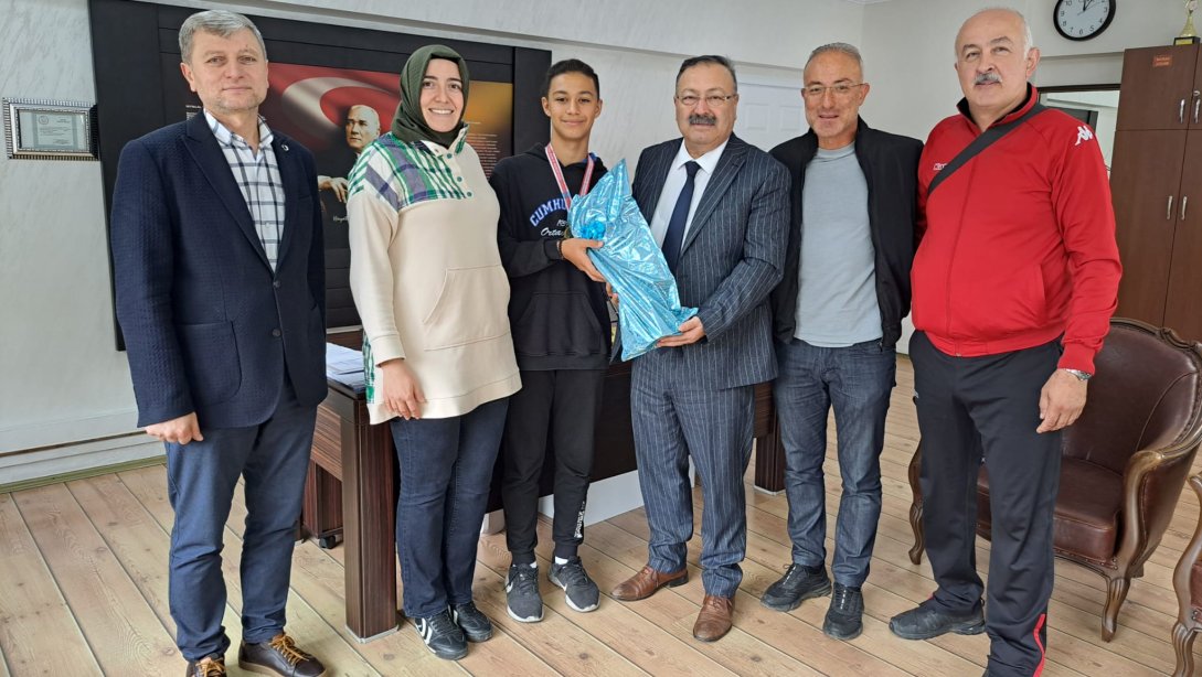 İl Milli Eğitim Müdürümüz Ertuğrul Tosunoğlu  Merkez Cumhuriyet Ortaokulunu ziyaret etti
