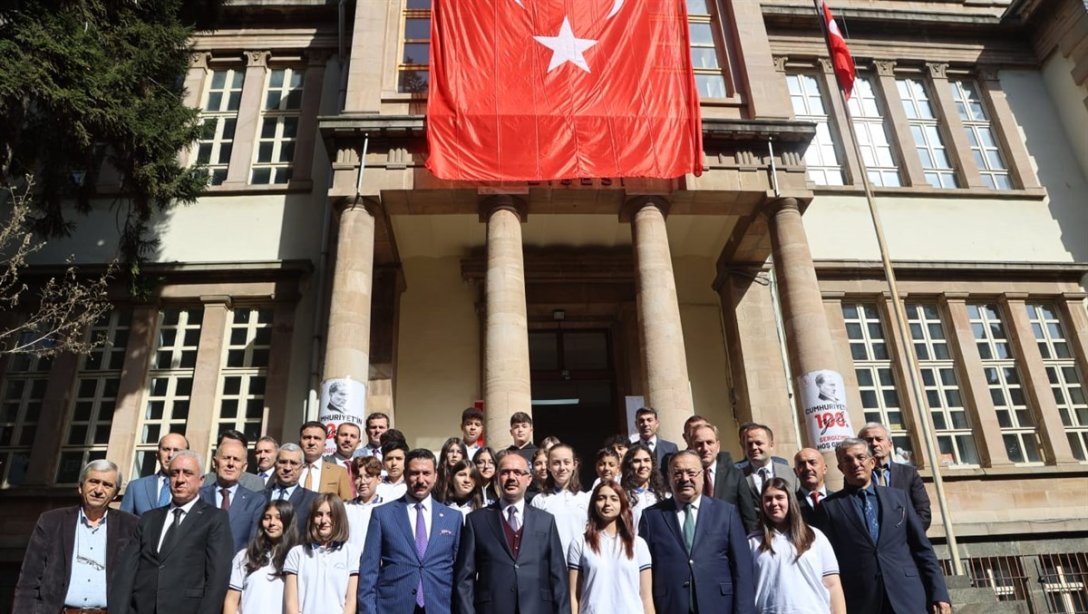 Sayın Valimiz Mehmet Fatih Serdengeçti, Cumhuriyet Sergilerine Katıldı