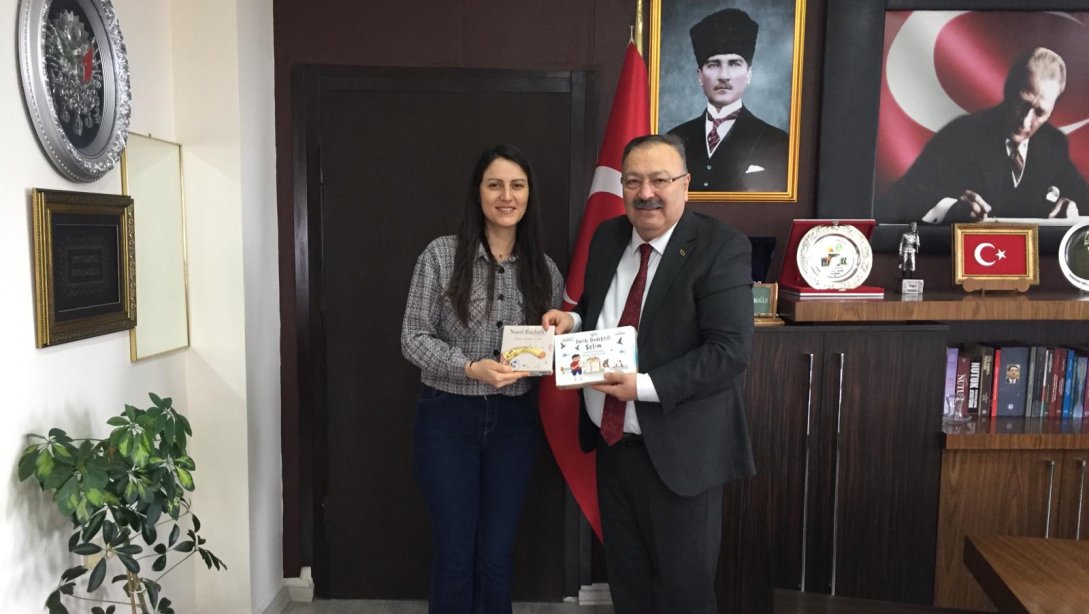 Okul Öncesi Öğretmenimiz Ayşe Aydemir, Yeni Kitaplarını Müdürümüz Tosunoğlu'na Takdim Etti