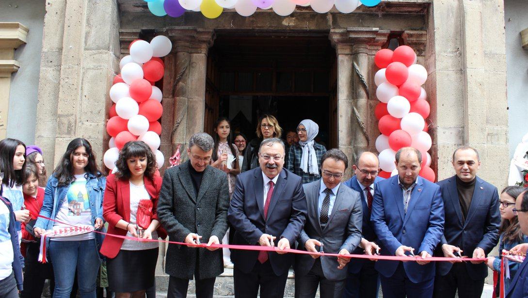 Sayın Müdürümüz Tosunoğlu, Mustafa Kemal Ortaokulu Resim Sergisinin Açılışını Yaptı