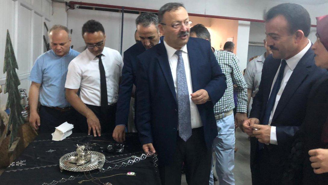 Sayın Müdürümüz Tosunoğlu, Namık Kemal İlkokulundaki Halk Eğitimi Sergisinin Açılışını Yaptı