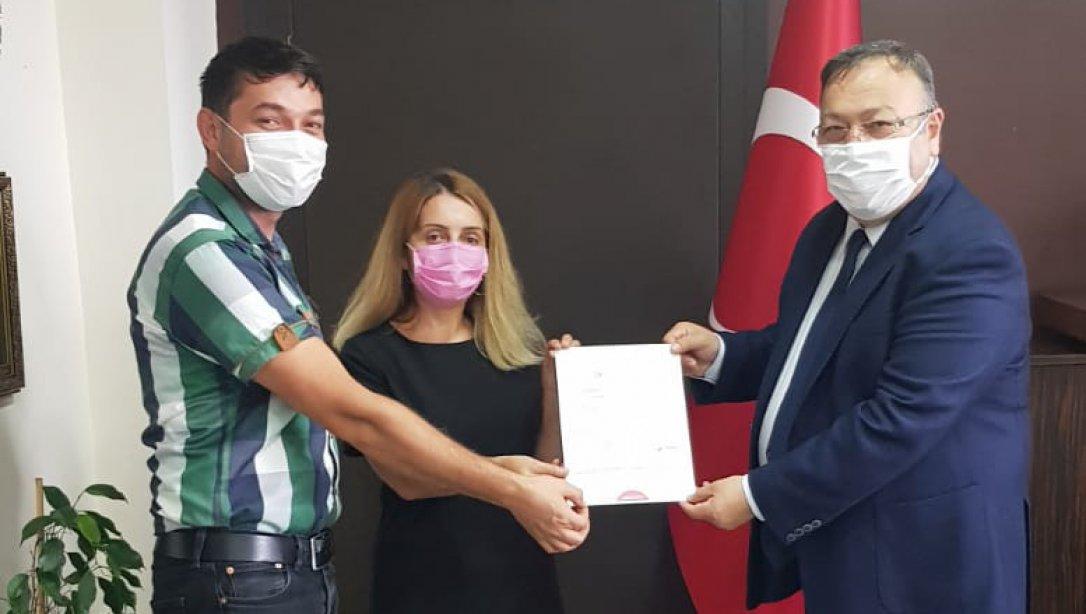 Sayın Müdürümüz Tosunoğlu  'OKULUM TEMİZ'  Belgesi Alan Okullarımıza Belgelerini Takdim Etti