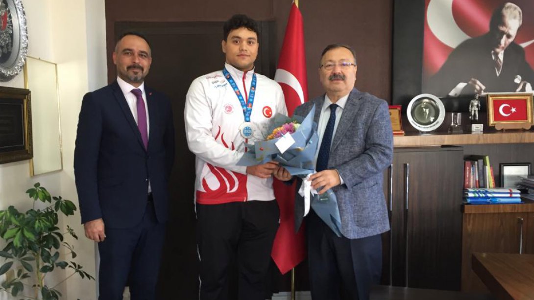 Müdürümüz Tosunoğlu, Kick Boks Dünya 2.si Öğrencimiz Emre Güney'i Makamında Kabul Etti