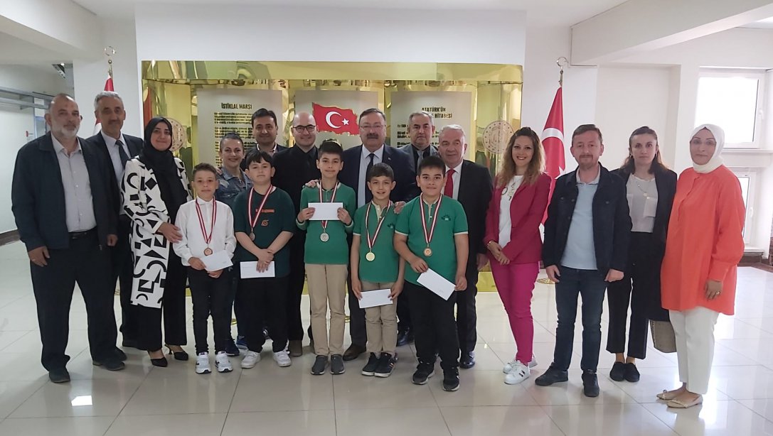 İlimiz Yeşilgiresun İlkokulu Tarafından Düzenlenen 4. Sınıflar Arası Matematik Yarışmasında Dereceye Giren Öğrencilere Ödülleri Verildi