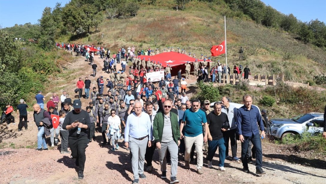 Sayın Valimiz Mehmet Fatih Serdengeçti, Cumhuriyetin 100. Yılında Tarihi Harşit Vadisi'ndeki Şehitlere Saygı Yürüyüşüne Katıldı