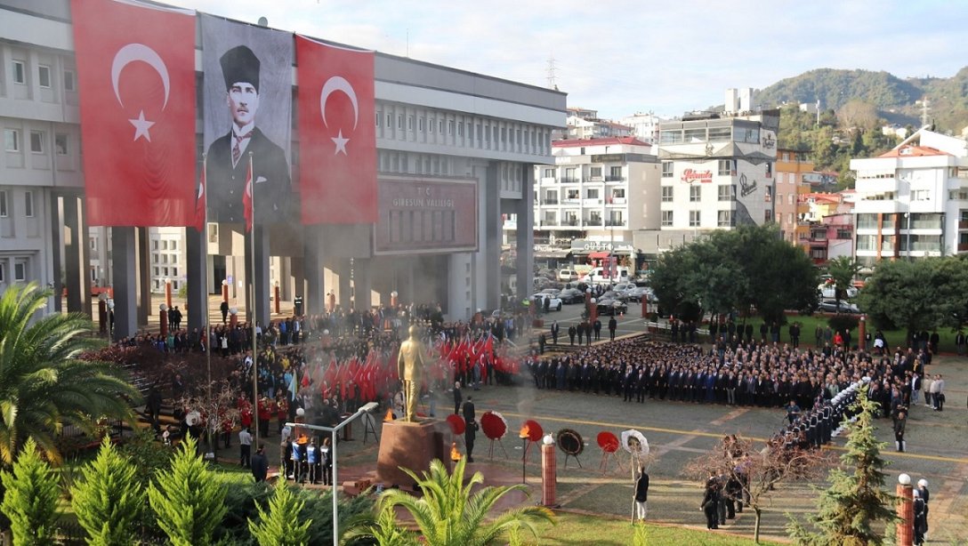Mustafa Kemal Atatürk, 10 Kasım'da Saygı ve Özlemle Anıldı