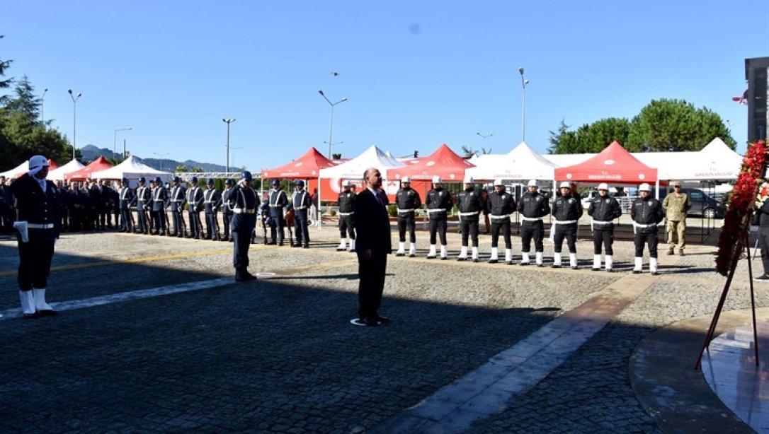 Cumhuriyet Bayramı Kutlamaları, Çelenk Sunma Töreniyle Başladı